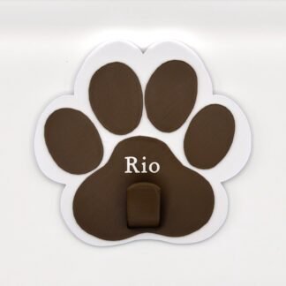 Customisable paw-shaped leash holder in white and brown with personalised name and single central hook for leads